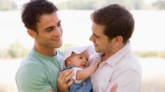 Каждая семья нетрадиционна по-своему: взрослые дети однополых семей вспоминают мам и пап